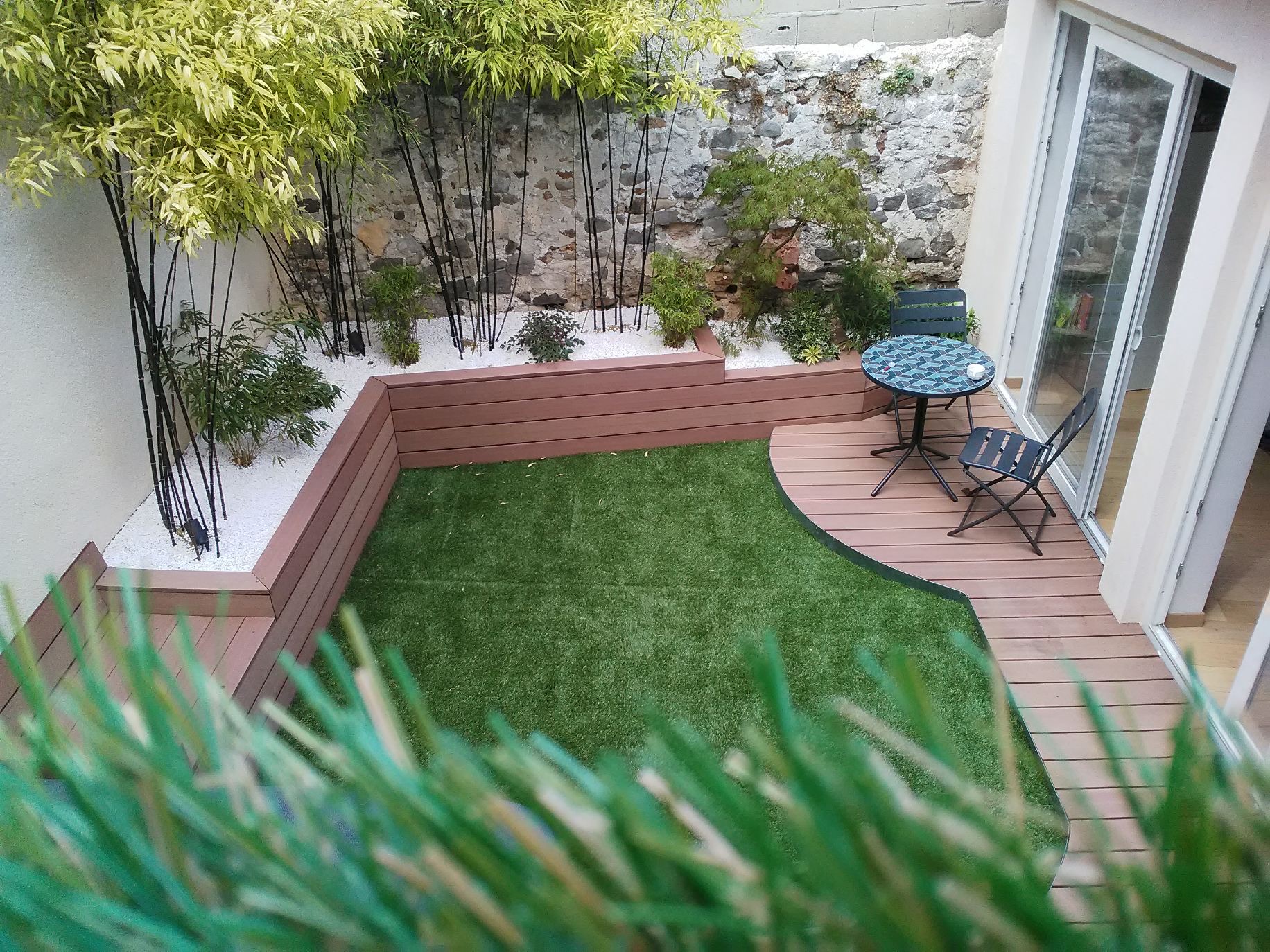 Entretien terrasse par un jardinier professionnel dans le Val d'Oise