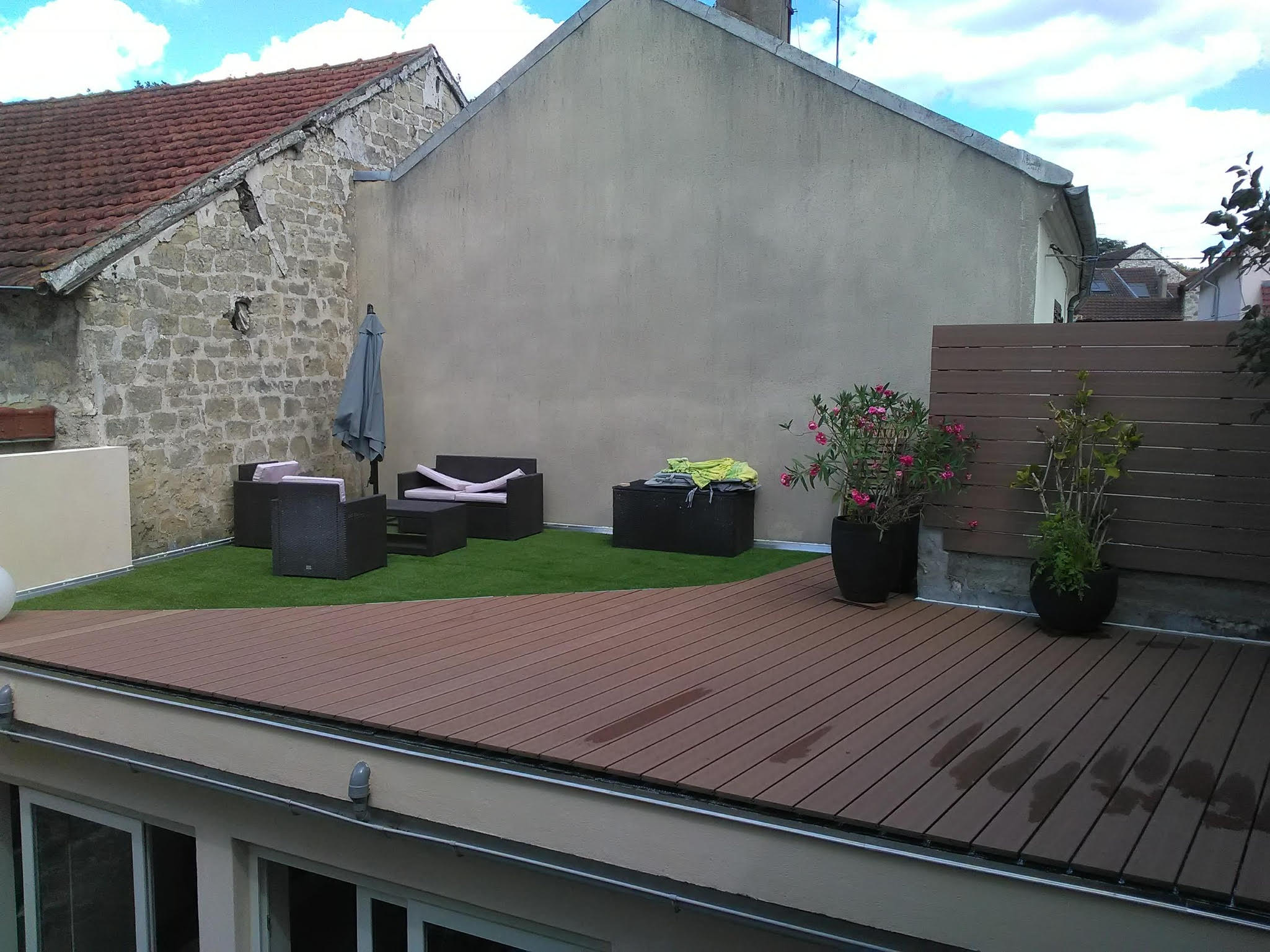 Entretien terrasse par un jardinier professionnel dans le Val d'Oise