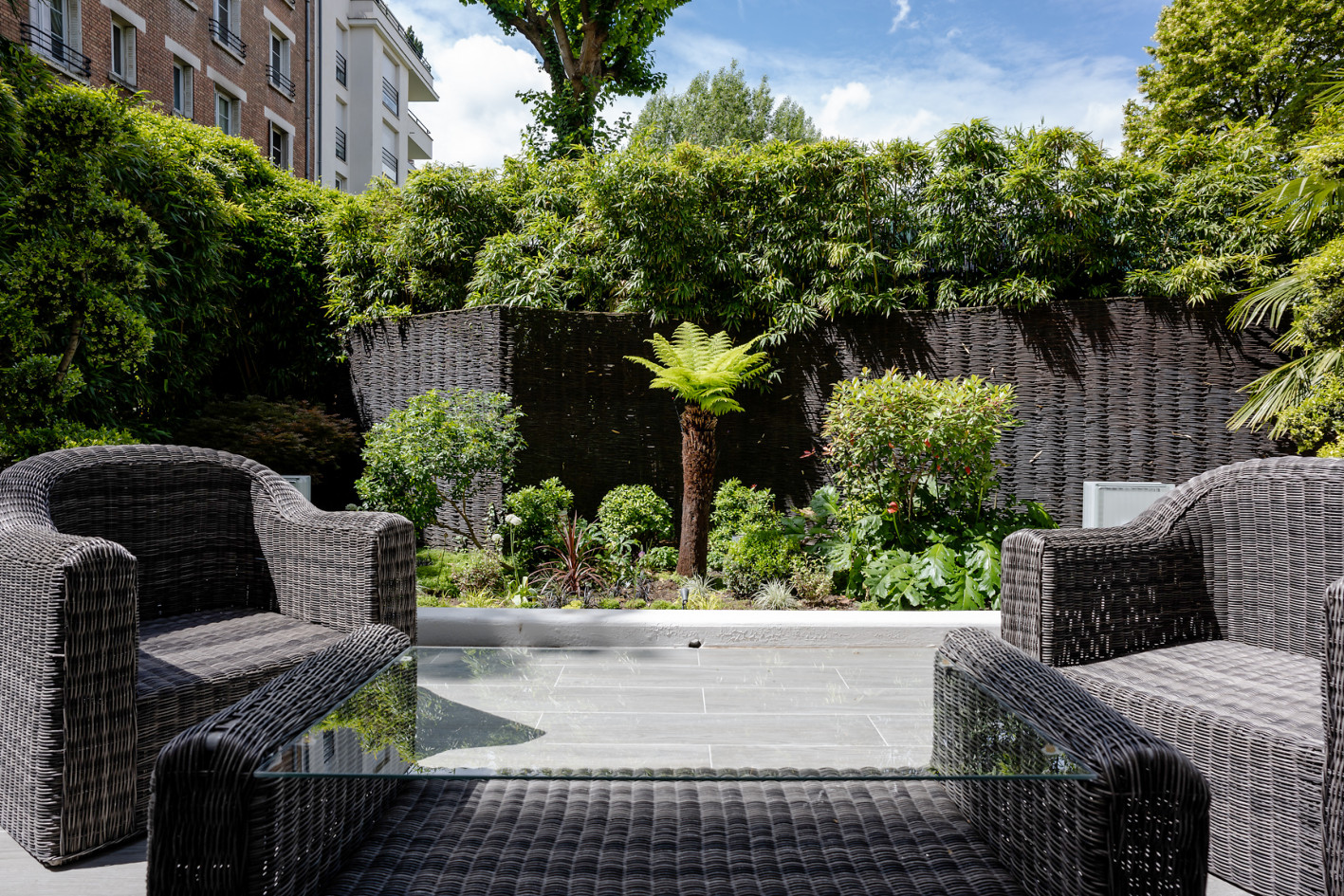 Entretien terrasse par un jardinier professionnel dans le Val d'Oise